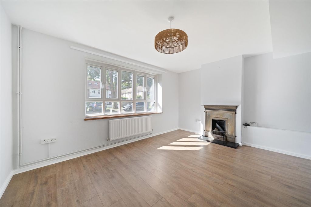 Property photo 2 of 13 Ravensbury Court