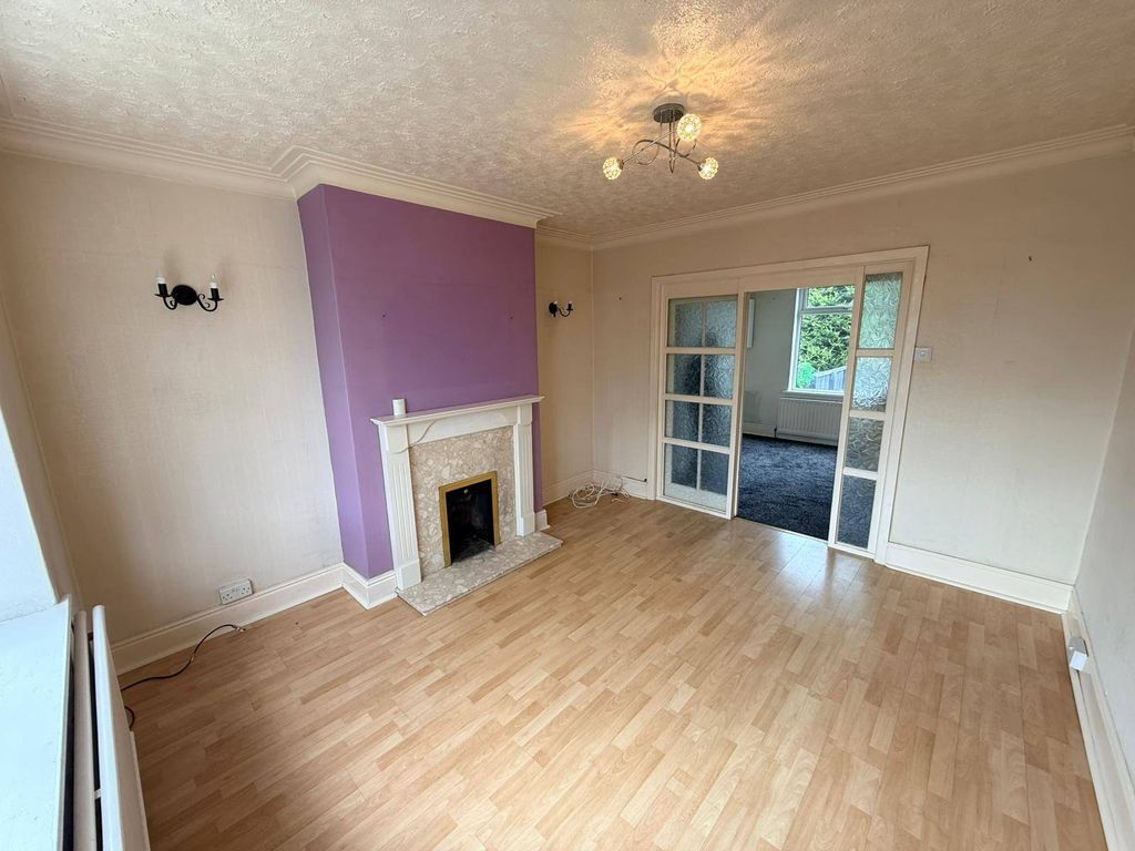 Property photo 3 of 19 Lounge