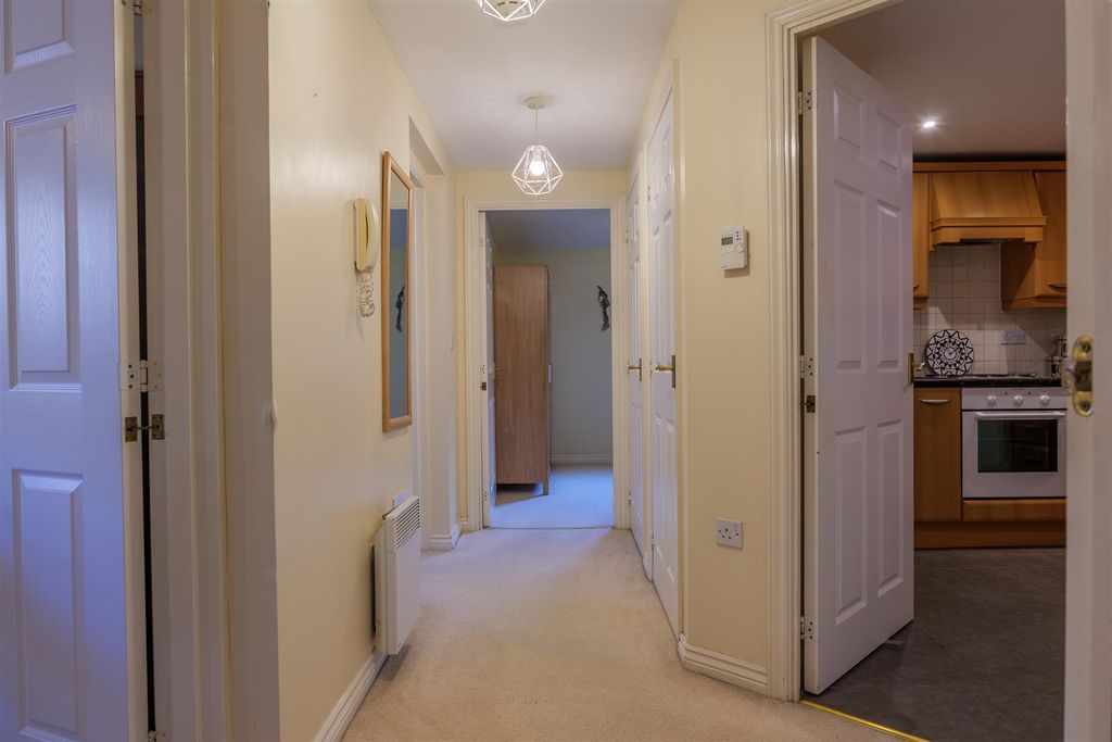 Property photo 3 of 10 Entrance Hall