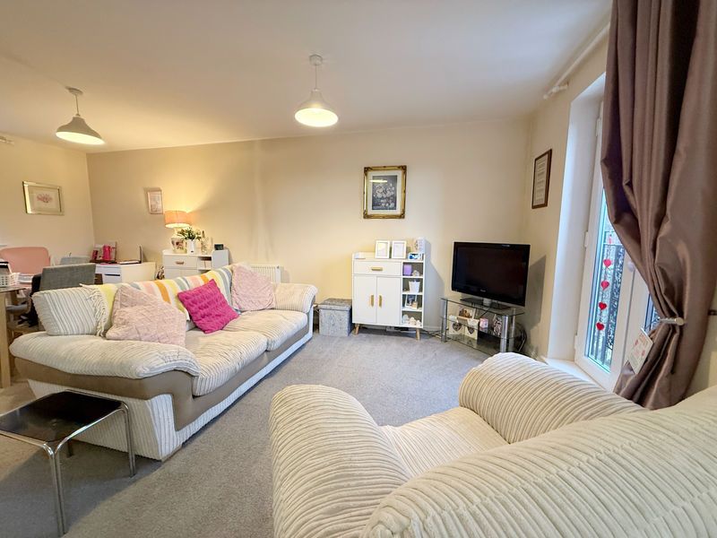 Property photo 3 of 8 Lounge