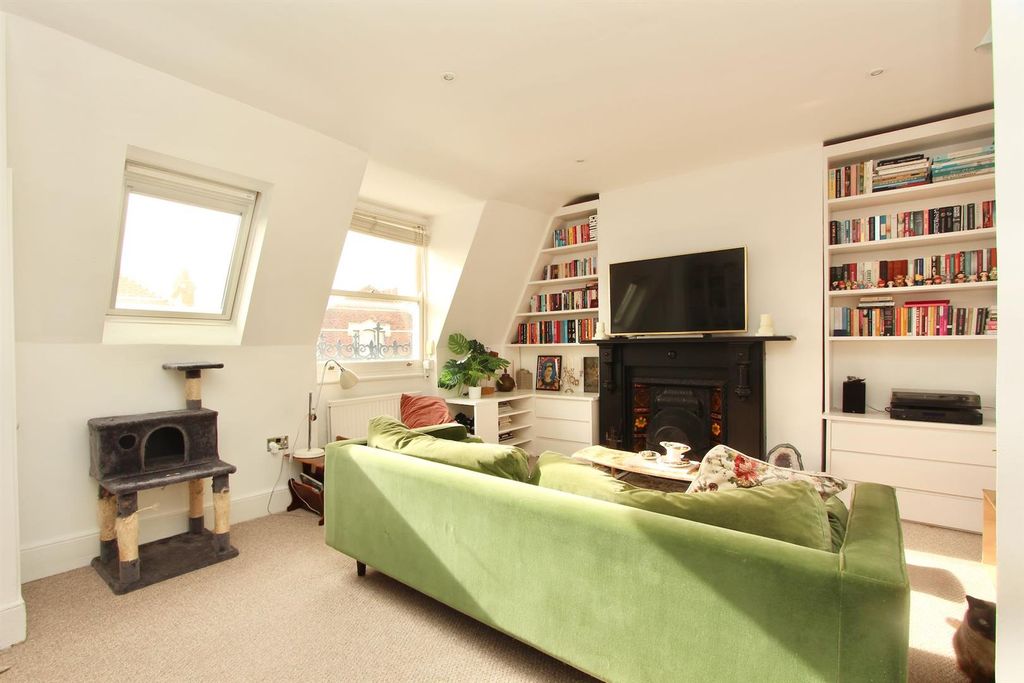 Property photo 2 of 14 Clissold Crescent, N16