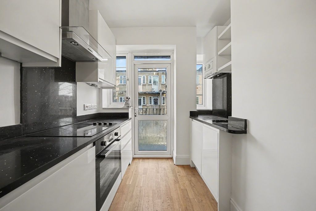 Property photo 3 of 10 Photo 6