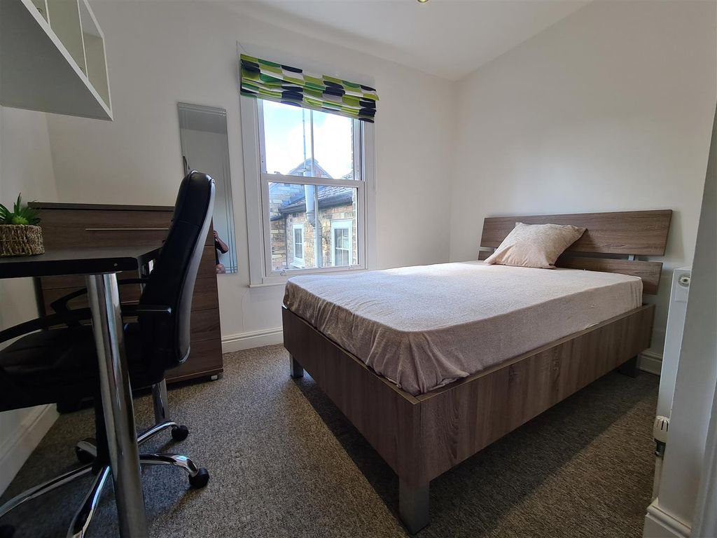 Property photo 2 of 10 Bedroom 5