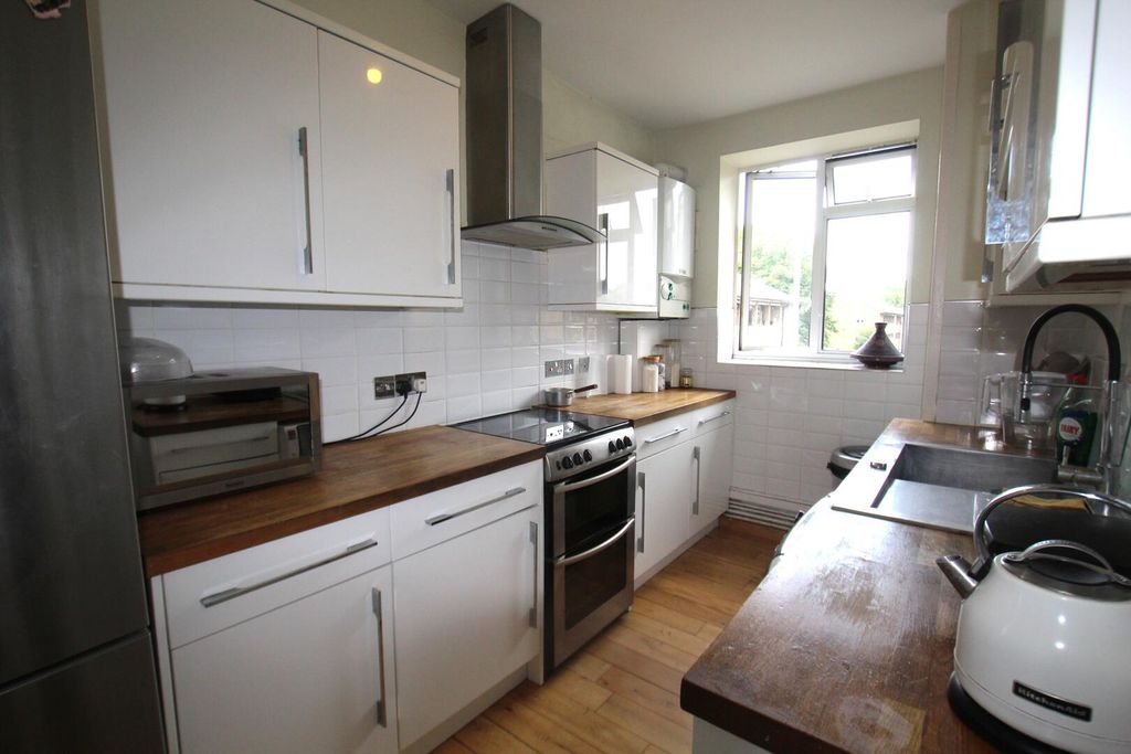 Property photo 2 of 6 Kitchen