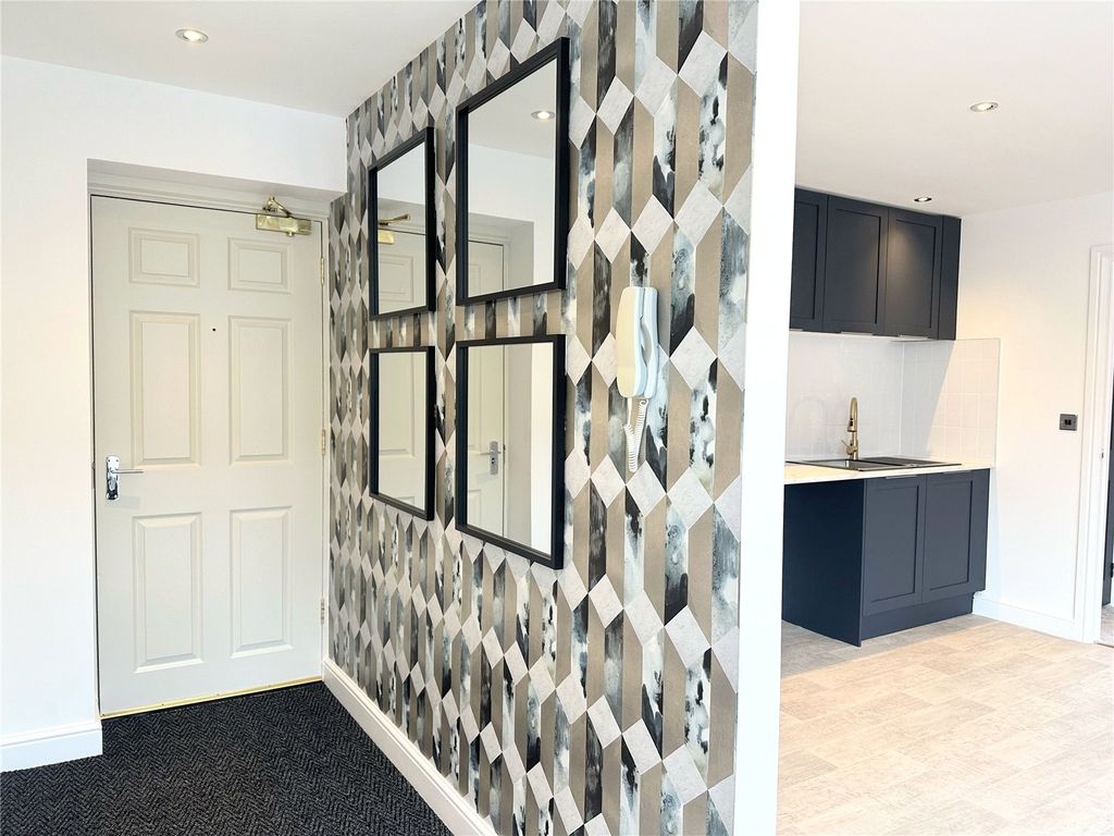 Property photo 2 of 14 Entrance Hall
