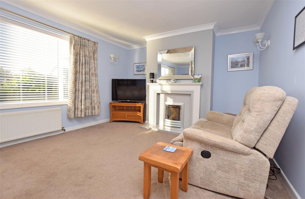 Property photo 2 of 28 Lounge.Jpg