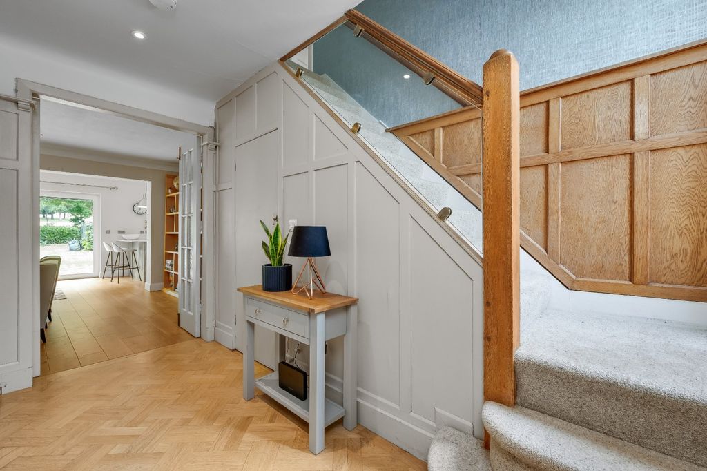 Property photo 2 of 21 Entrance Hall