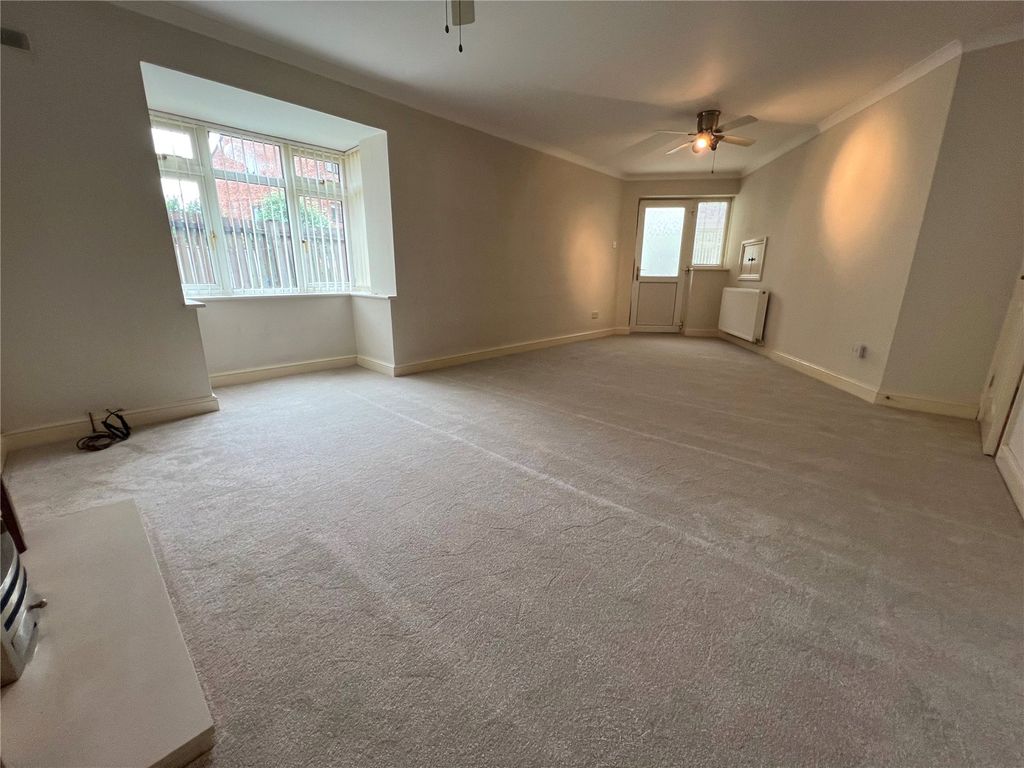 Property photo 3 of 17 Lounge