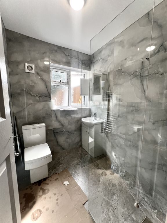 Property photo 3 of 11 Bathroom