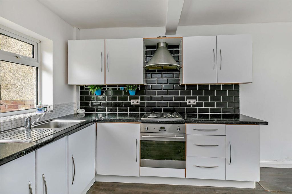 Property photo 3 of 12 8663729-Interior03-800.Jpg