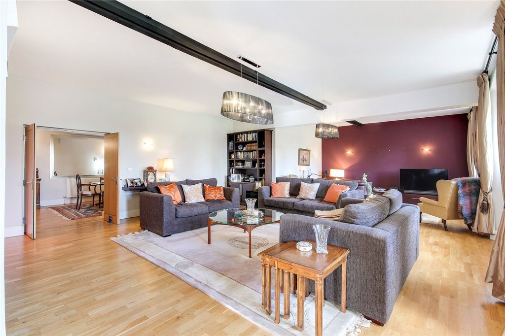 Property photo 3 of 21 Sitting Room