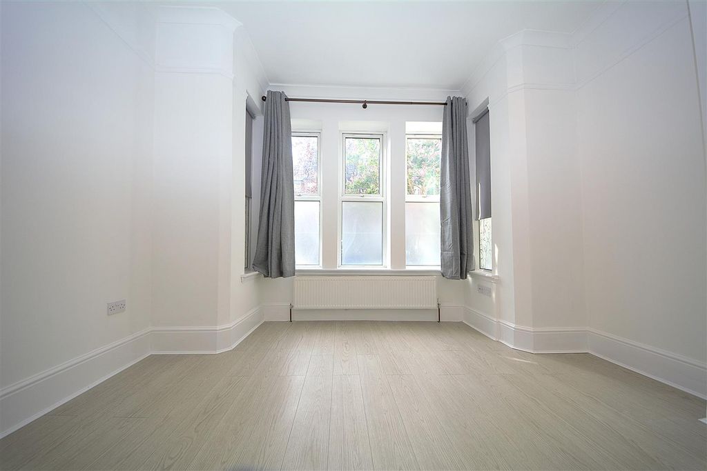 Property photo 3 of 11 Bed 1.Jpg