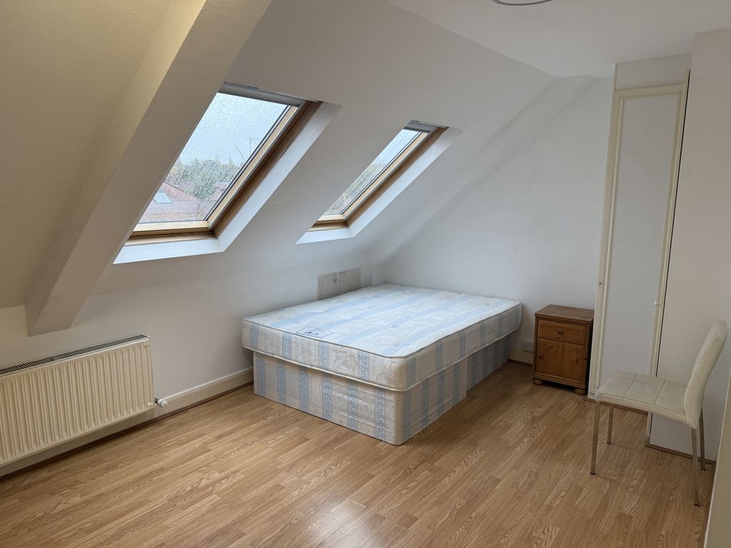 Property photo 1 of 7 Studio To Rent Beechcroft Avenue, London Nw11