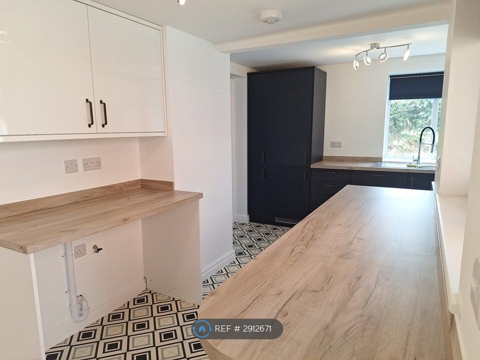 Property photo 3 of 15 Utility & Counter / Breakfast Bar In White Gloss