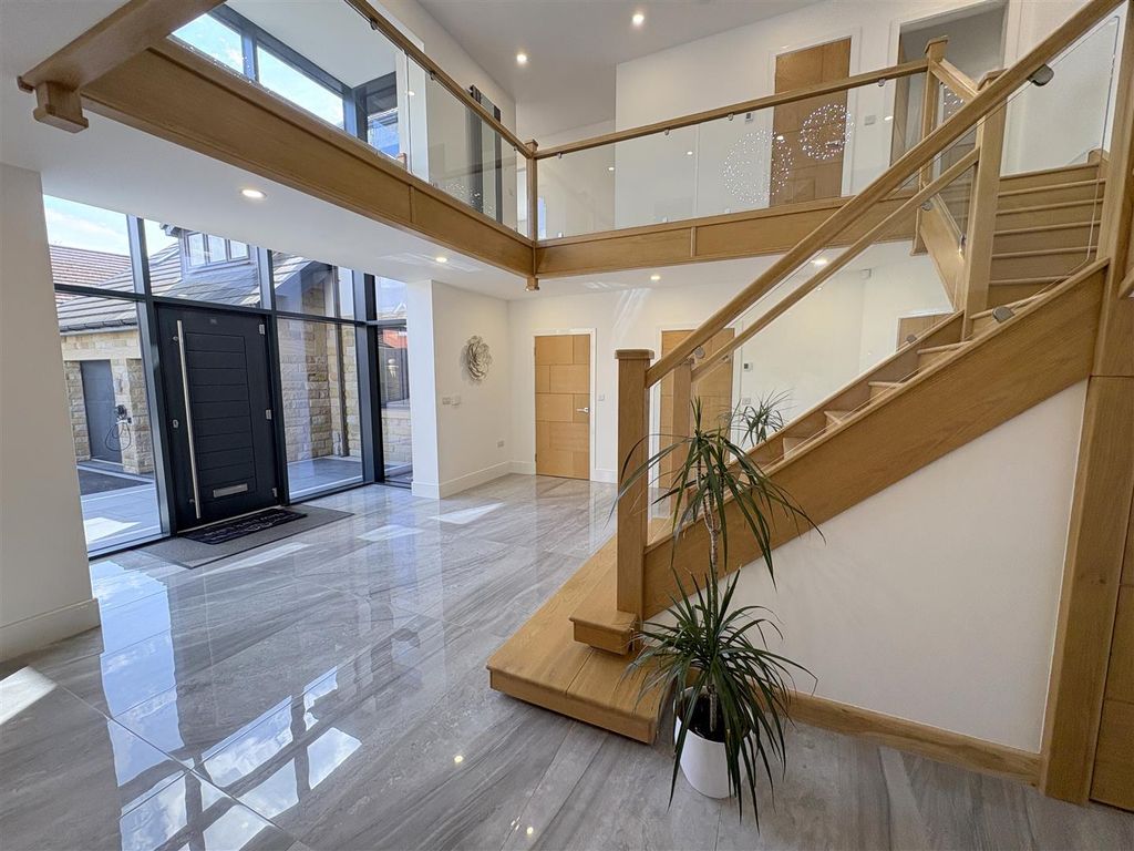 Property photo 3 of 40 Entrance Hall