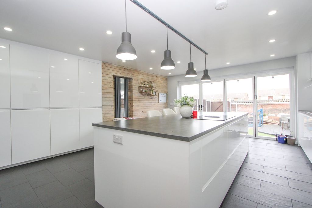 Property photo 2 of 23