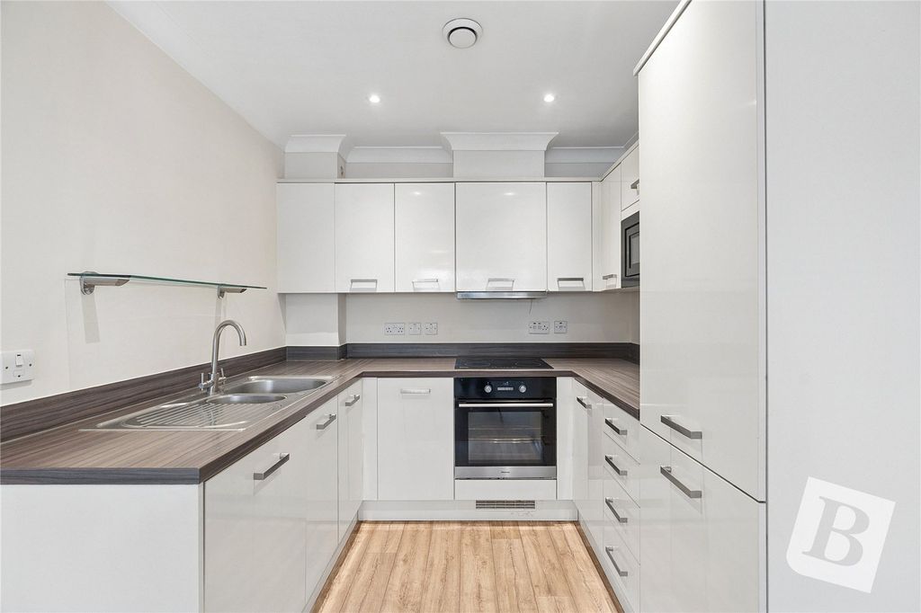 Property photo 3 of 10 Kitchen