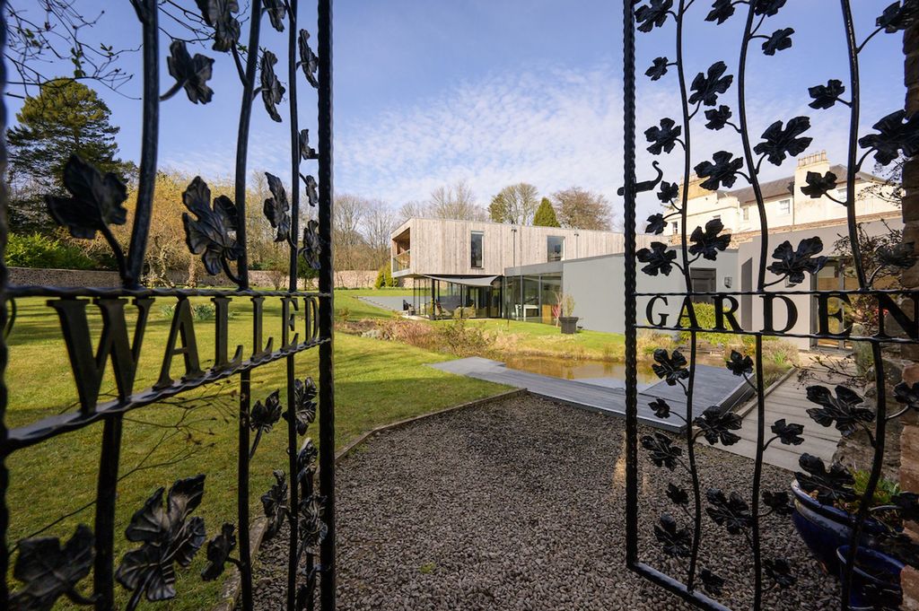 Property photo 2 of 61