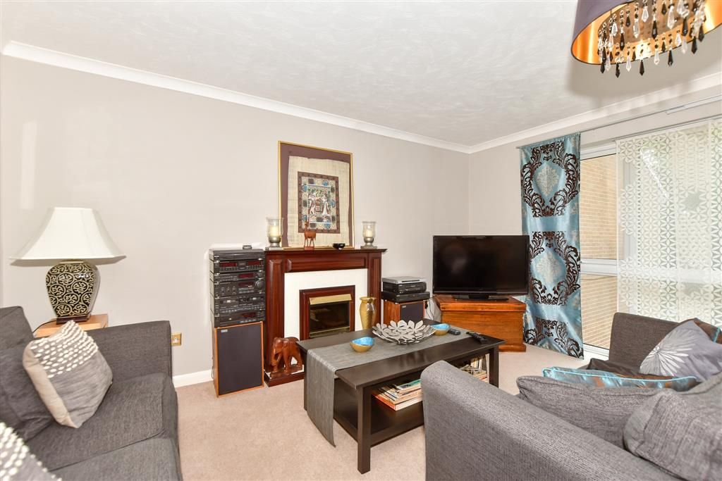 Property photo 3 of 10 Lounge