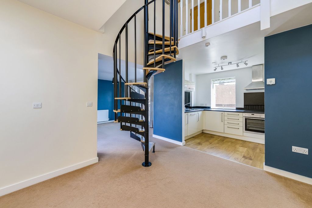 Property photo 2 of 21