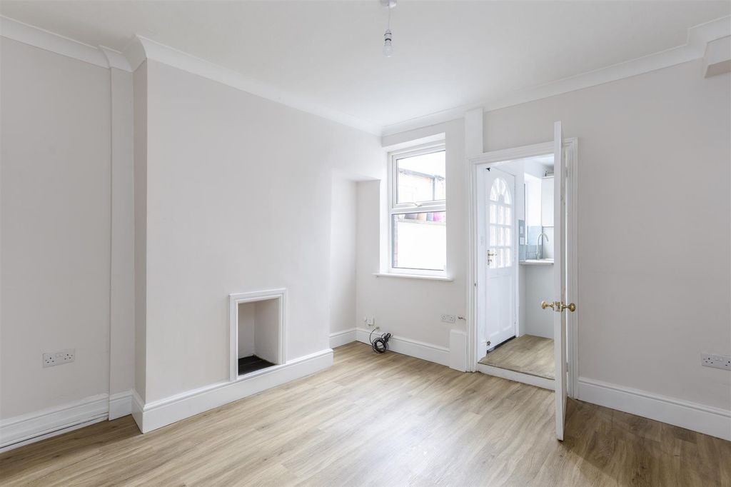 Property photo 2 of 18 8_Kensington_Street_1.Jpg