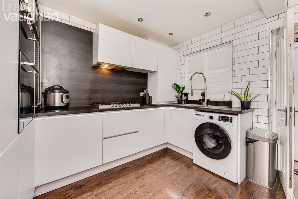 Property photo 3 of 8 Kitchen