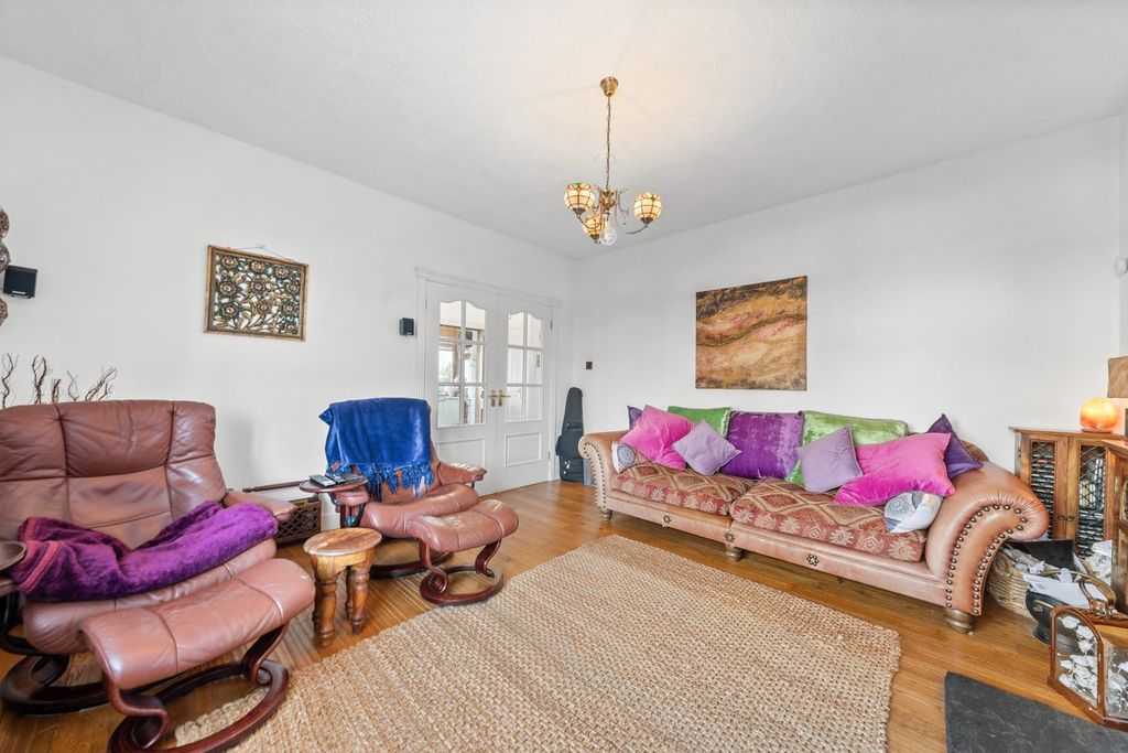 Property photo 3 of 28