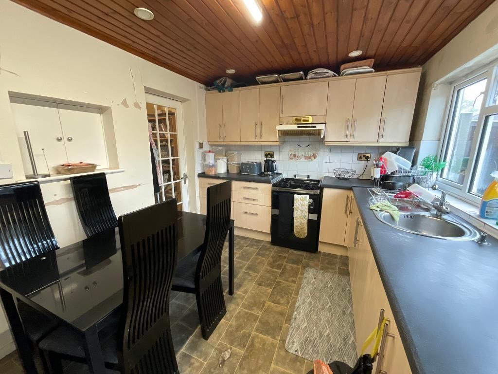 Property photo 3 of 13 Kitchen 15'5 x 9'1
