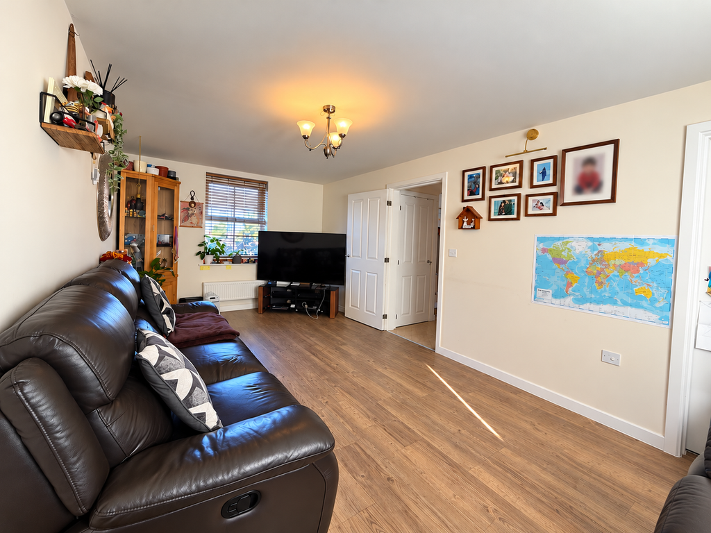 Property photo 2 of 18 01E752D9-02D1-499F-A205-9Fdd90E16E9F