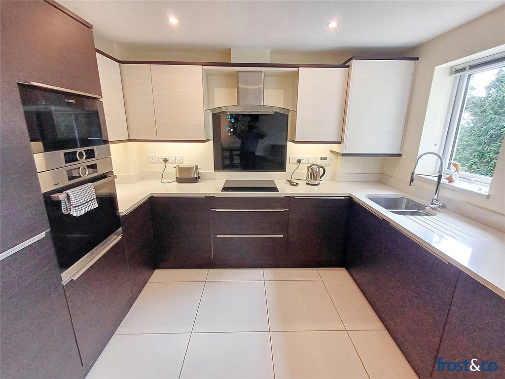 Property photo 3 of 17 Kitchen