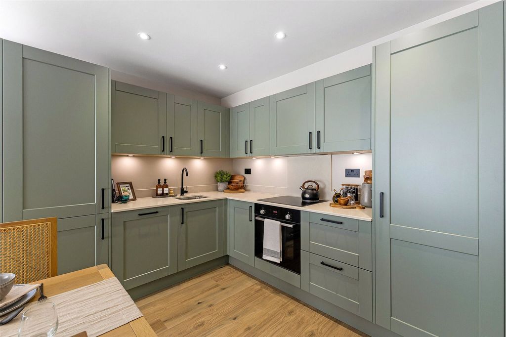 Property photo 3 of 12 Show Apartment