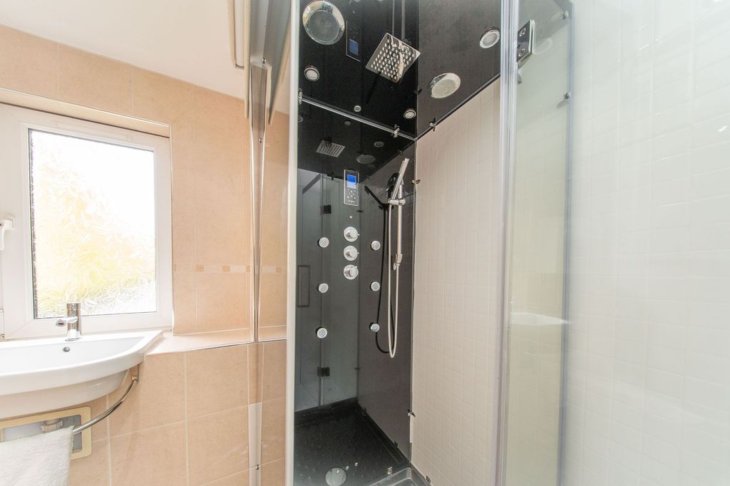 Property photo 3 of 17 Bathroom