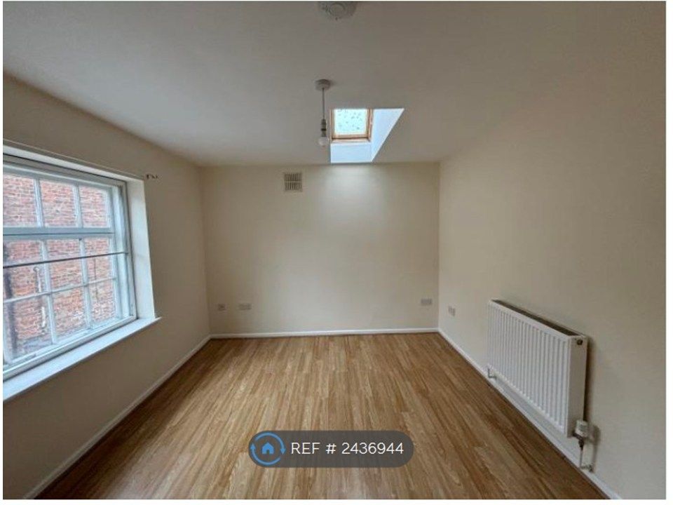 Property photo 2 of 4 Bedroom - Flat 1
