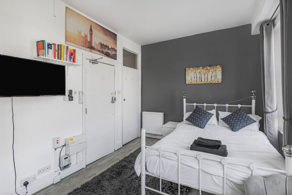 Property photo 2 of 8 Studio