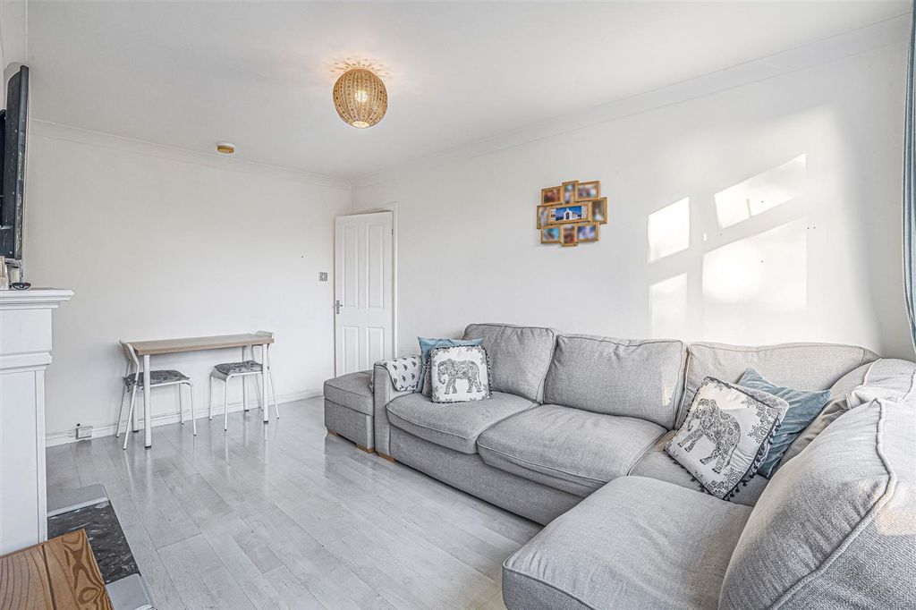 Property photo 3 of 11 Living Room