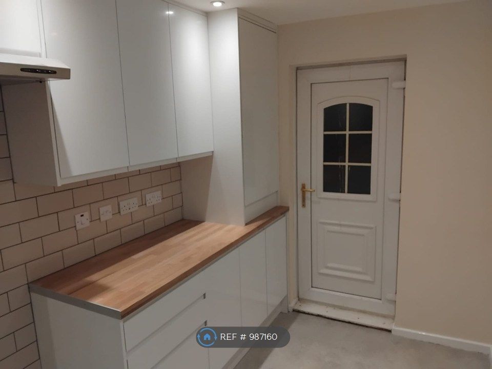 Property photo 2 of 6 Kitchen