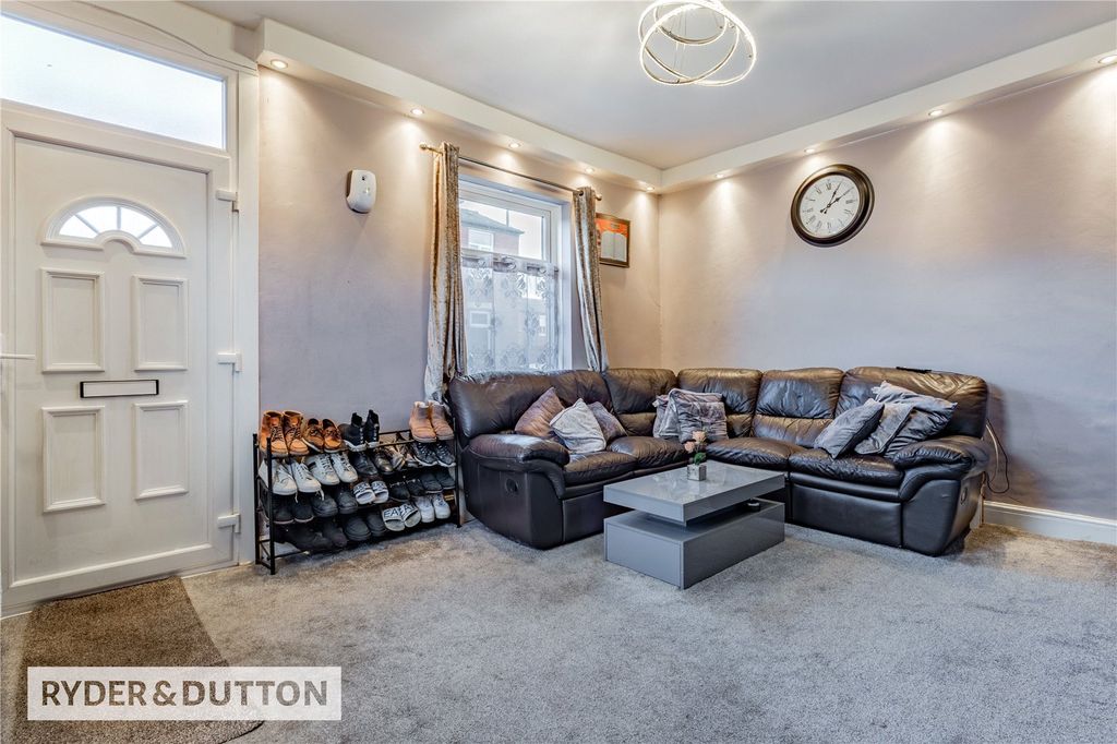 Property photo 3 of 17 Lounge