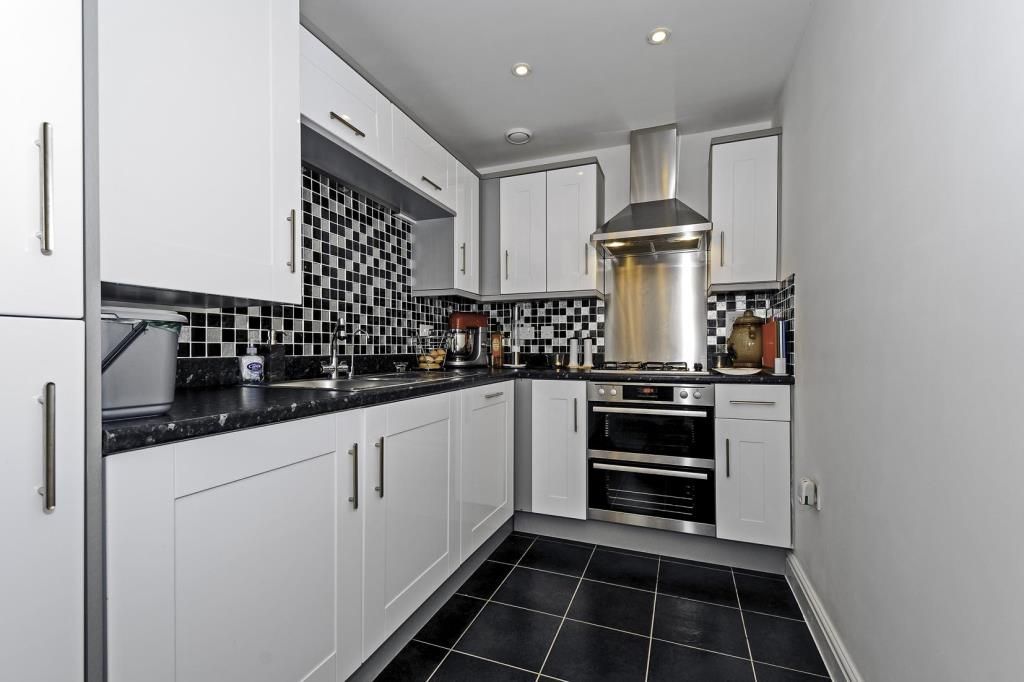 Property photo 3 of 10 Kitchen