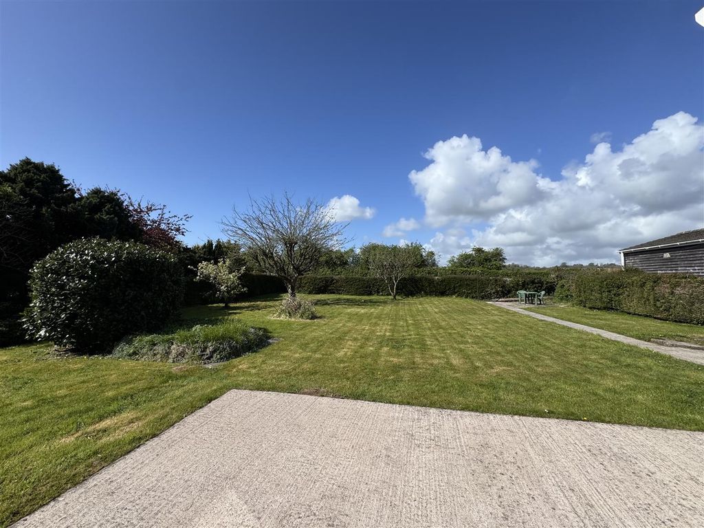 Property photo 2 of 19 Gardens