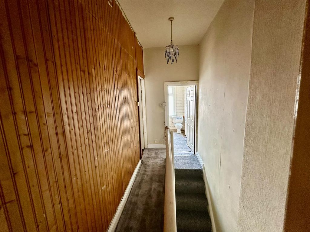 Property photo 3 of 4 Landing