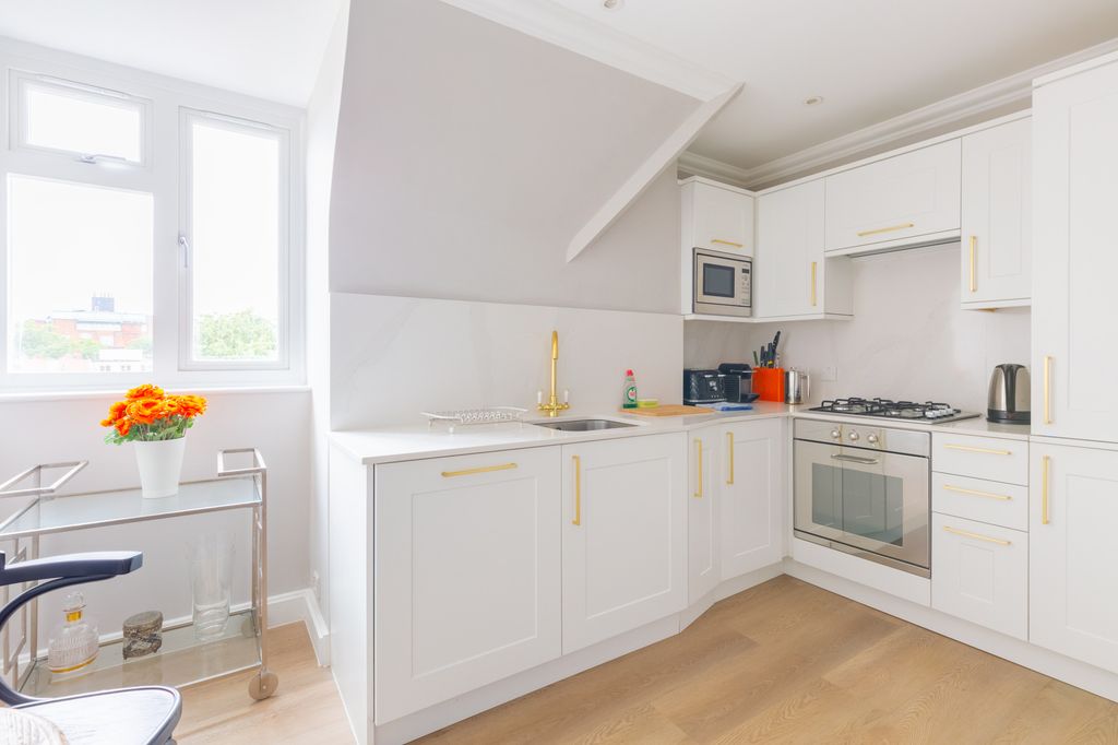 Property photo 2 of 40