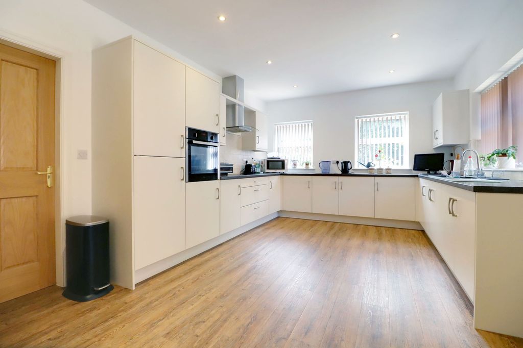 Property photo 3 of 32
