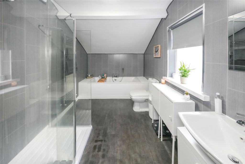 Property photo 3 of 18 Bathroom