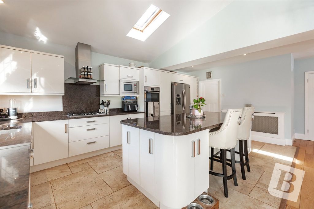 Property photo 3 of 18 Kitchen