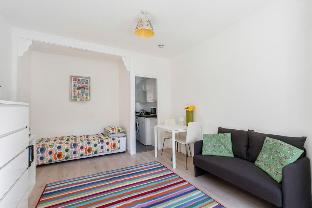 Property photo 3 of 19 Studio