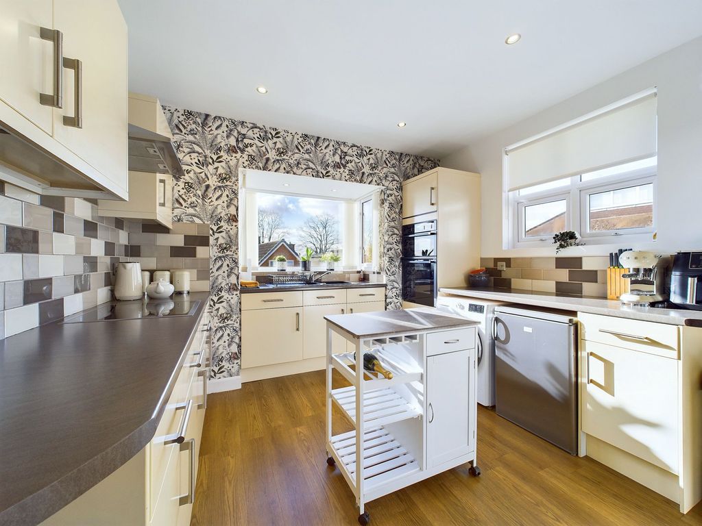 Property photo 3 of 31 Kitchen