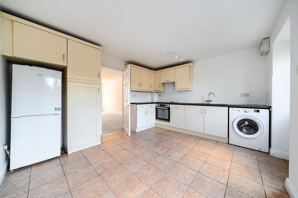 Property photo 2 of 10 Kitchen