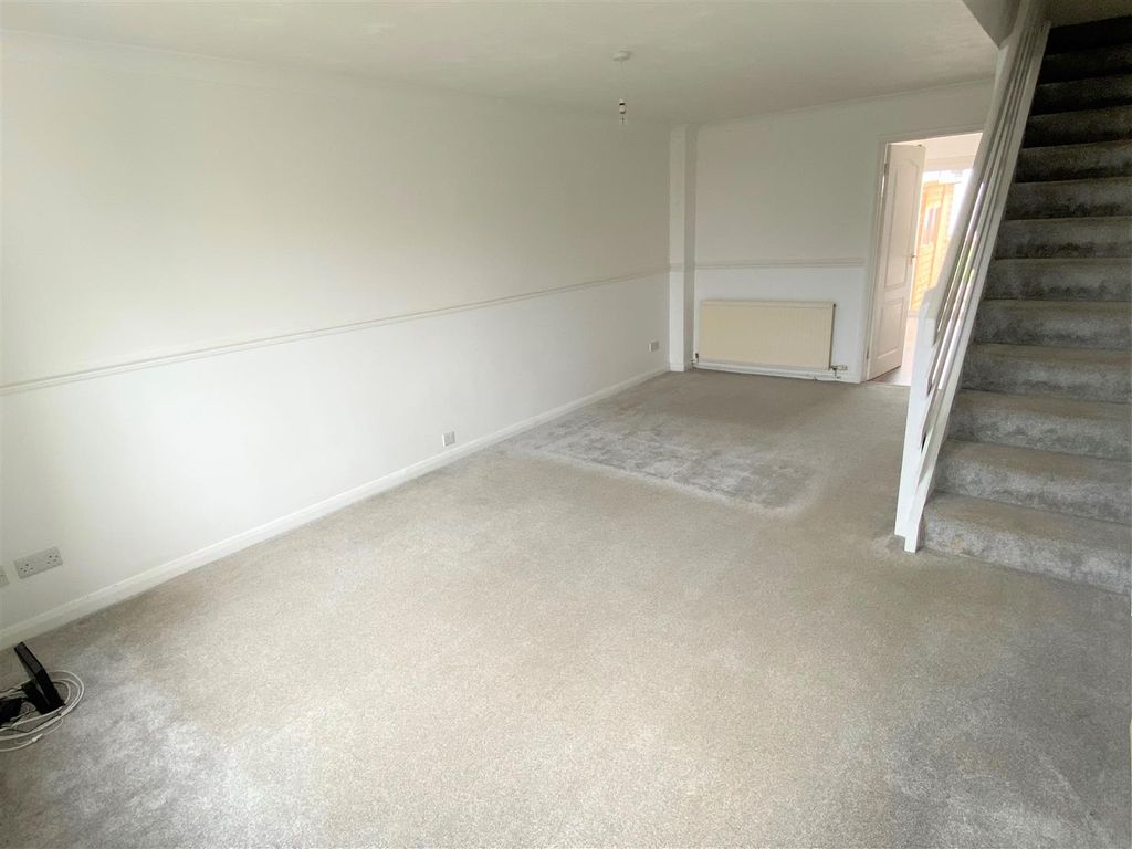 Property photo 3 of 11 82 Polwhele Road Lounge