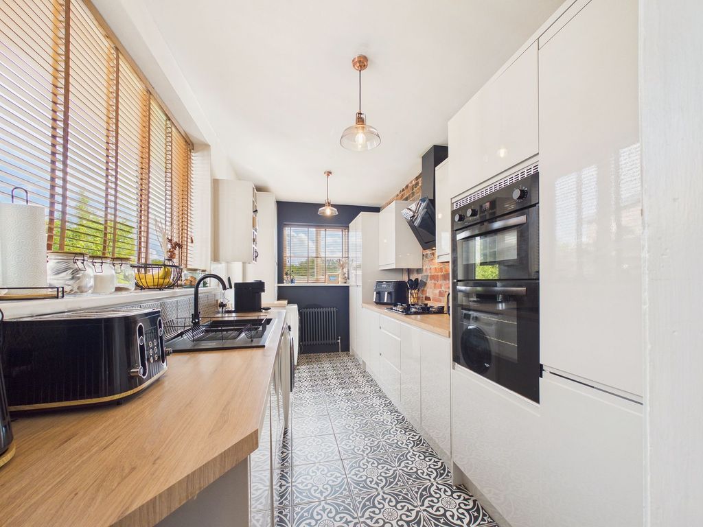 Property photo 3 of 11 Kitchen