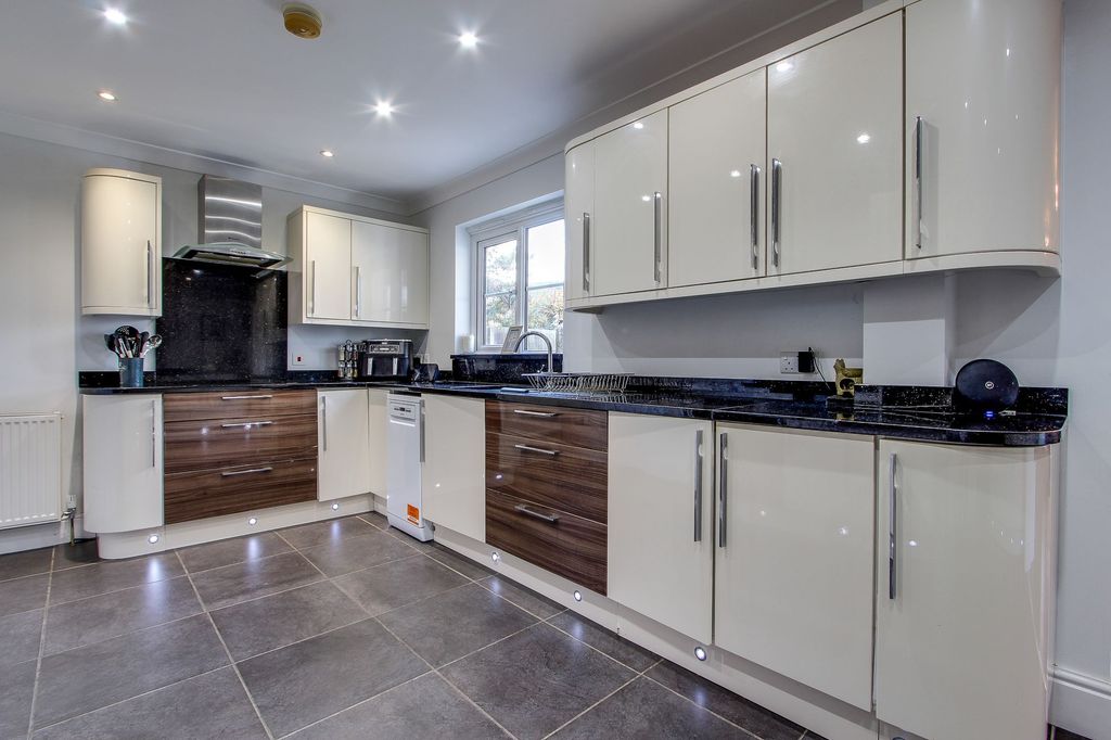 Property photo 3 of 33